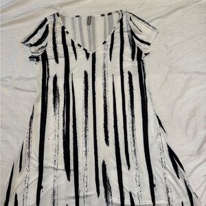 Noracora Dress Black  and White Knee Length Women’s Dress Size Large